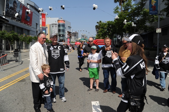 L.A. Kings honor Luc Robitaille with statue at Staples Center – Daily News