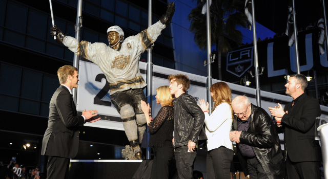Frozen Royalty Video: LA Kings Luc Robitaille Reacts To Statue Unveiling