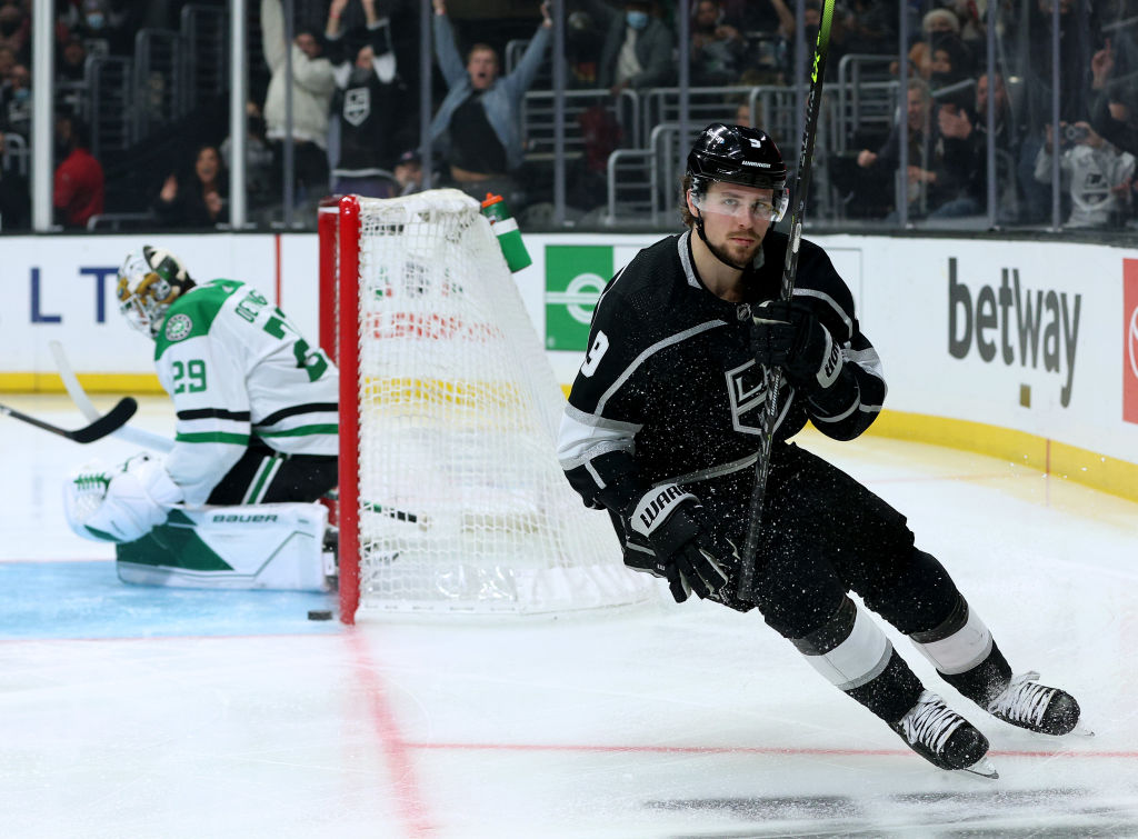 Adrian Kempe cashed in on the #Kings power play opportunity #NHL #h