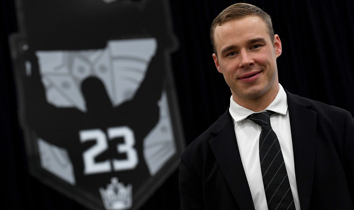 Former King Dustin Brown has No. 23 retired, statue unveiled