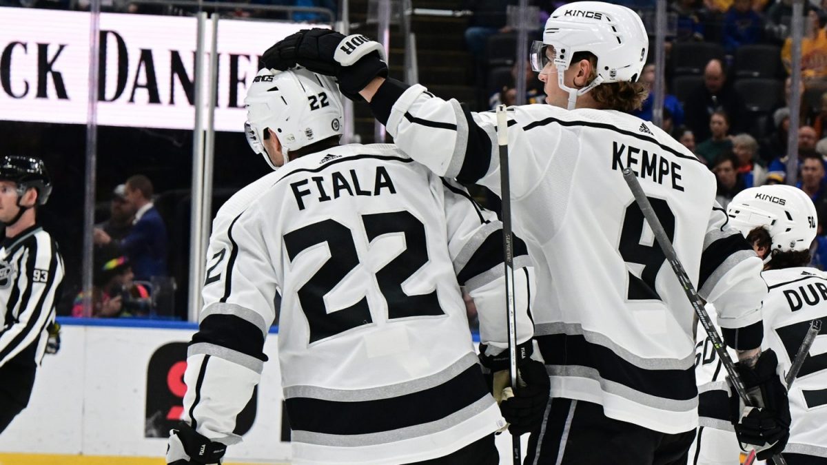 Adrian Kempe cashed in on the #Kings power play opportunity #NHL #h